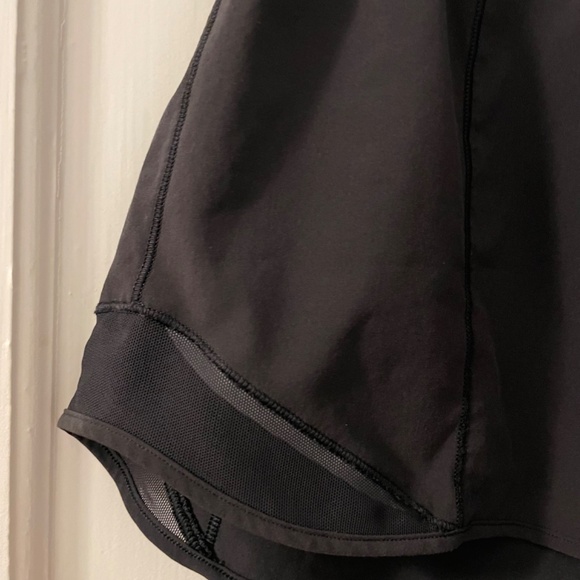 Lululemon Hotty Hot High-Rise Short 2.5", Color Black, Size 8 - Picture 2 of 4